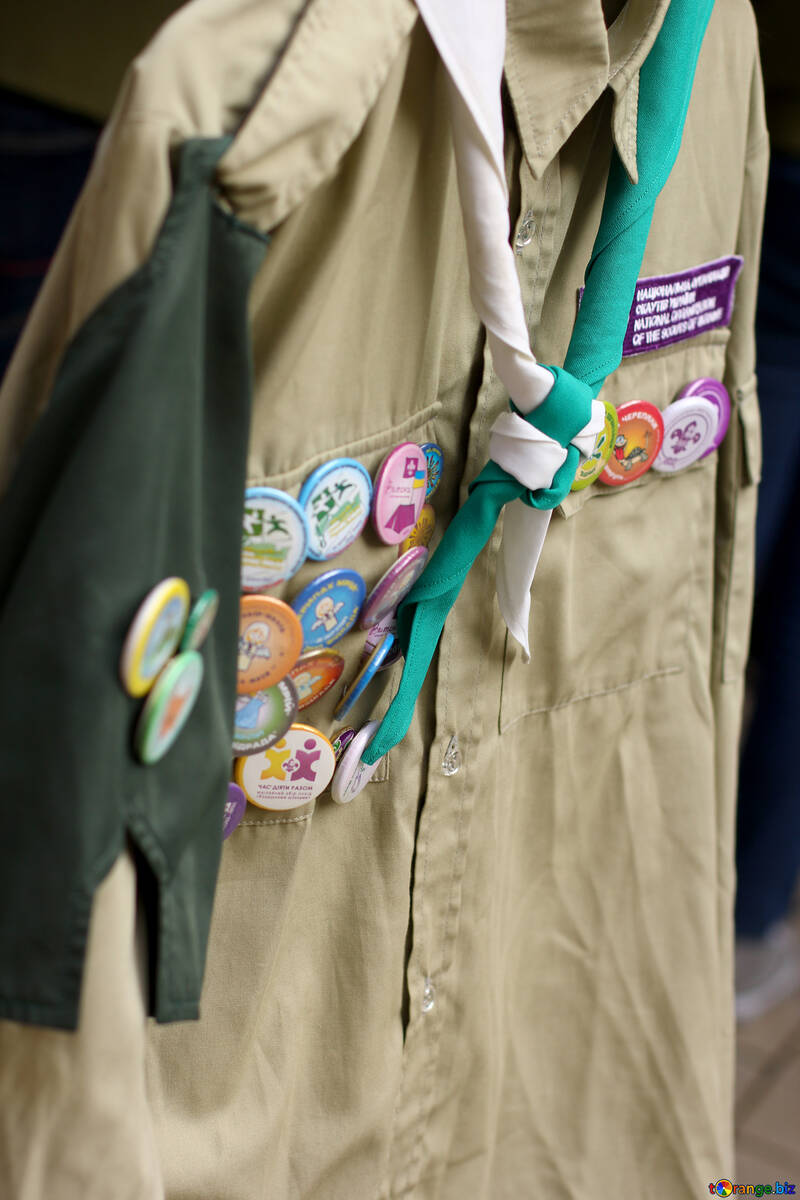 Insignias del explorador en la camisa del uniforme №51039