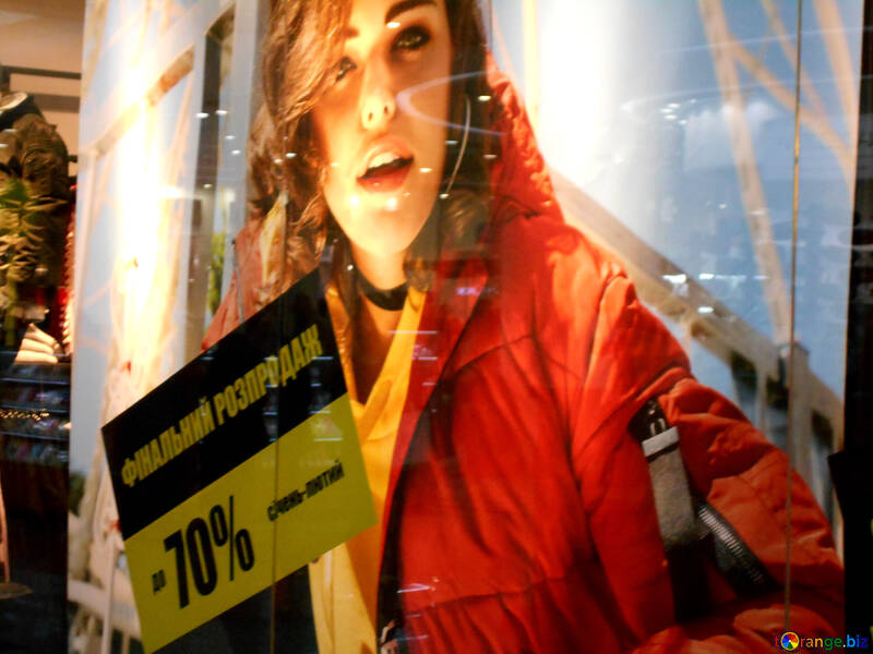 Donna in top rosso con cartello giallo e nero Sale 70 off №51179