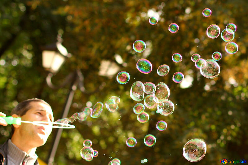 Мильні бульбашки і листя №51122