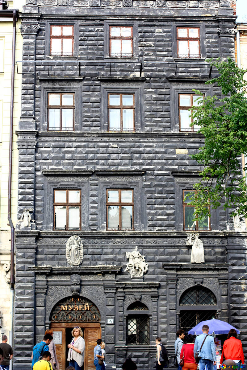 Um tijolo cinza construído com pessoas na frente №51924