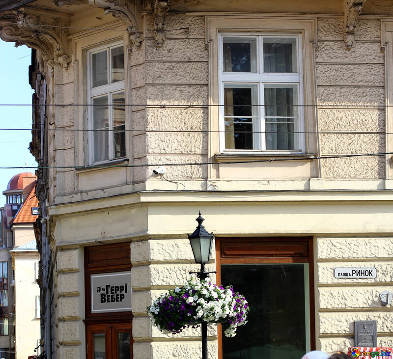 Seite eines Eckgebäude Laternenpfahls №51946