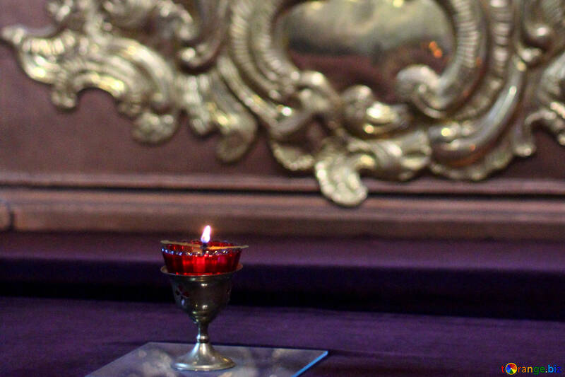 Um cálice de vela vermelha no altar №51852
