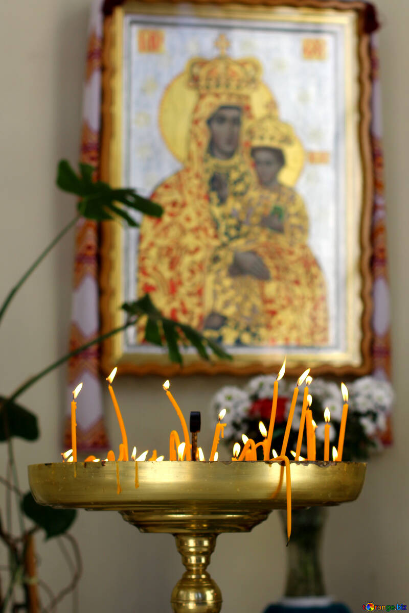 Ein Tisch mit Kerzen und Kunstwerk an der Wand №51685