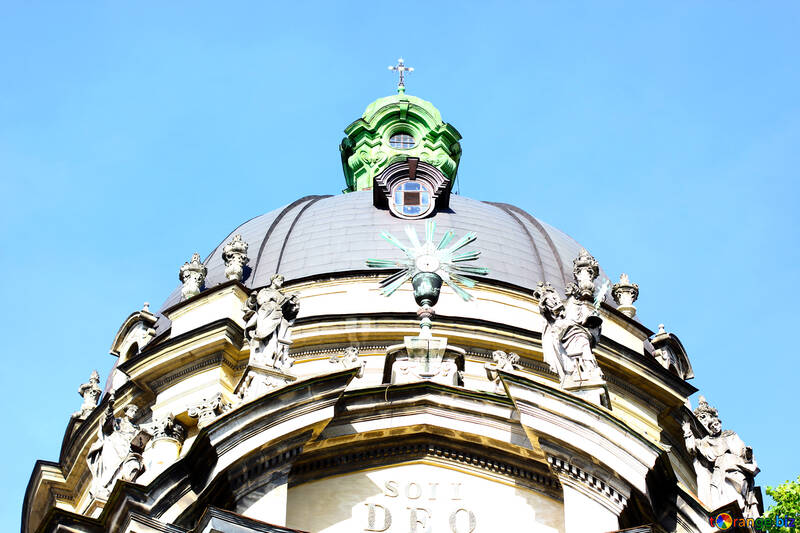 Dôme de la cathédrale avec le ciel bleu du bâtiment №51636