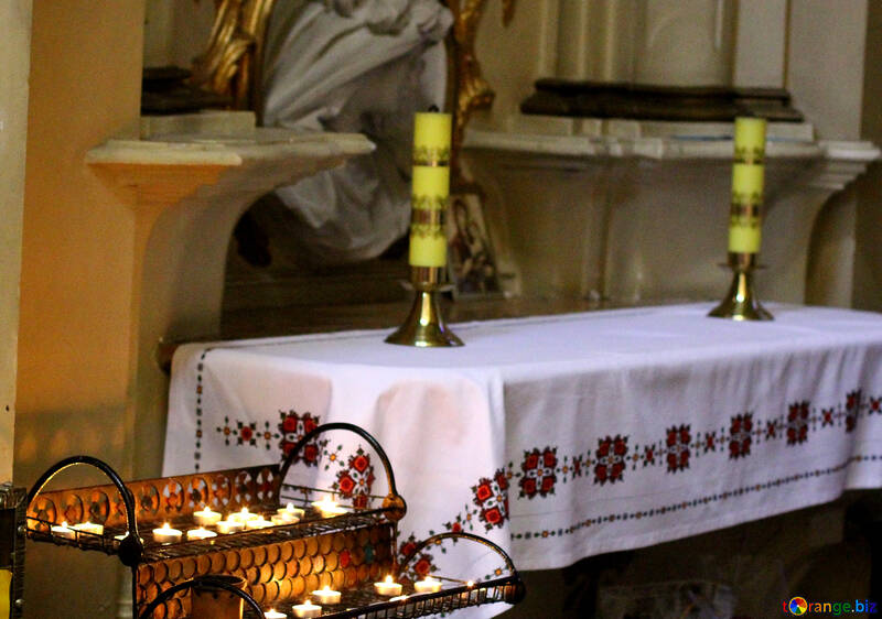 Tischaltar mit Kerzen bedeckt №51619
