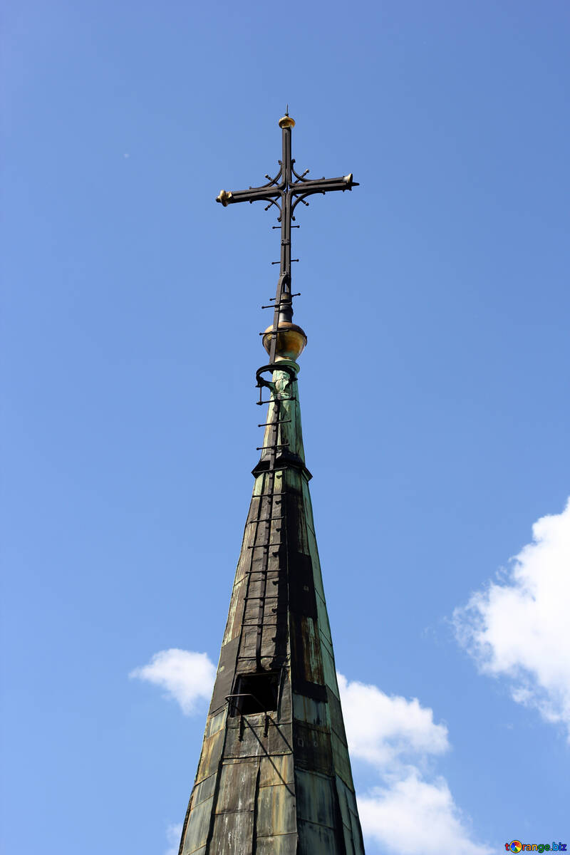 教会の屋根の十字架と青い空 №51717