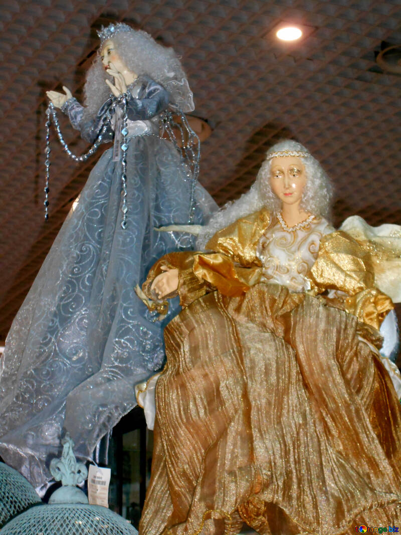Дві жінки-ляльки в сріблі і одна в золотом ангели №51176
