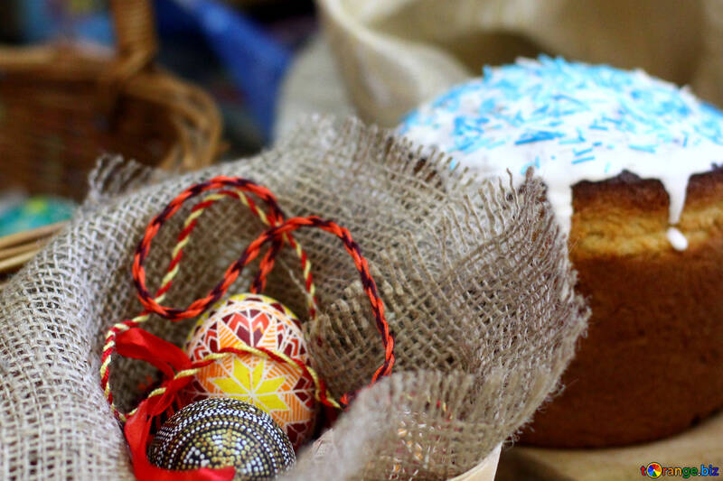 Ornamenti delle uova di Pasqua in un cestino №51232