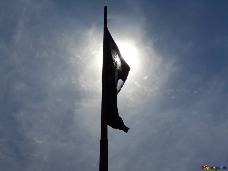 Прапор проти неба на флагштоку №51280