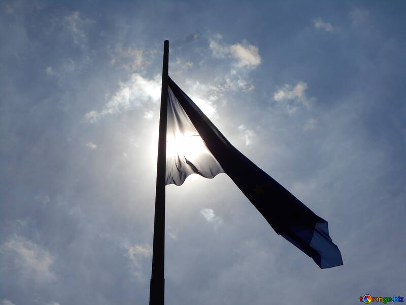Una bandiera di fronte al sole №51297