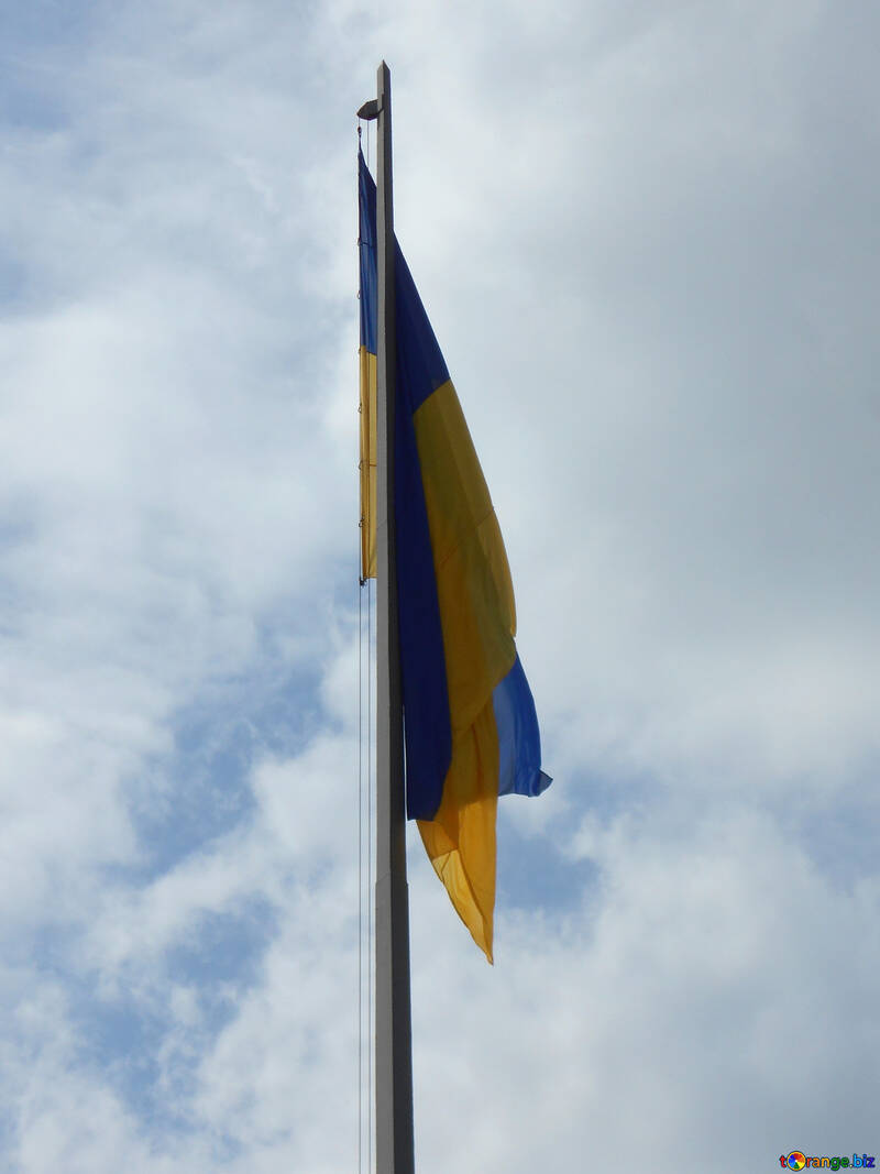 Bandeira no mastro com céu azul №51283