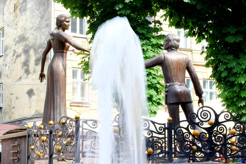 Fuente de agua con estatuas que se alcanzan la una a la otra. №51793