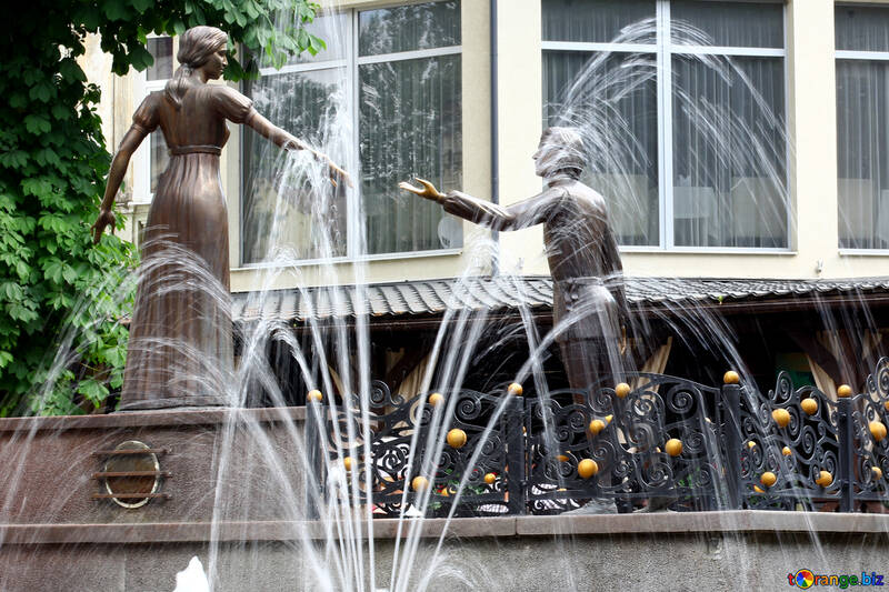 Apretón de manos dos estatuas y fuente de agua. №51788
