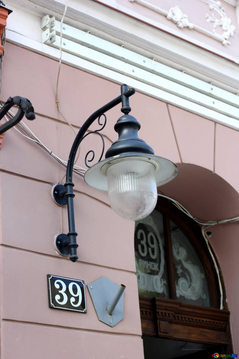 A lamp hanging in front of the house number 39 №51913
