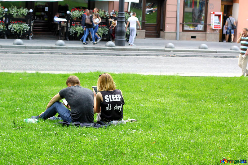 草の上に座っている芝生の人々に2人の男 №51826