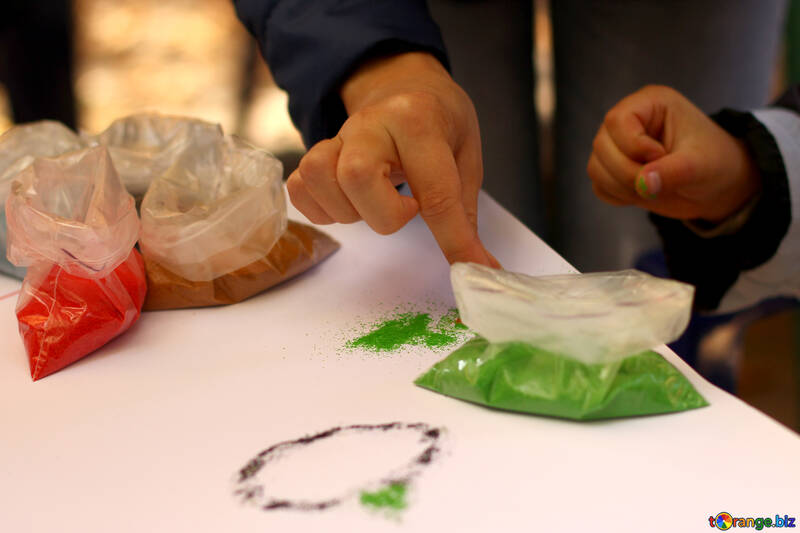 Manos metiendo la mano en una bolsa de verde haciendo decoraciones dedos dedos. №51069