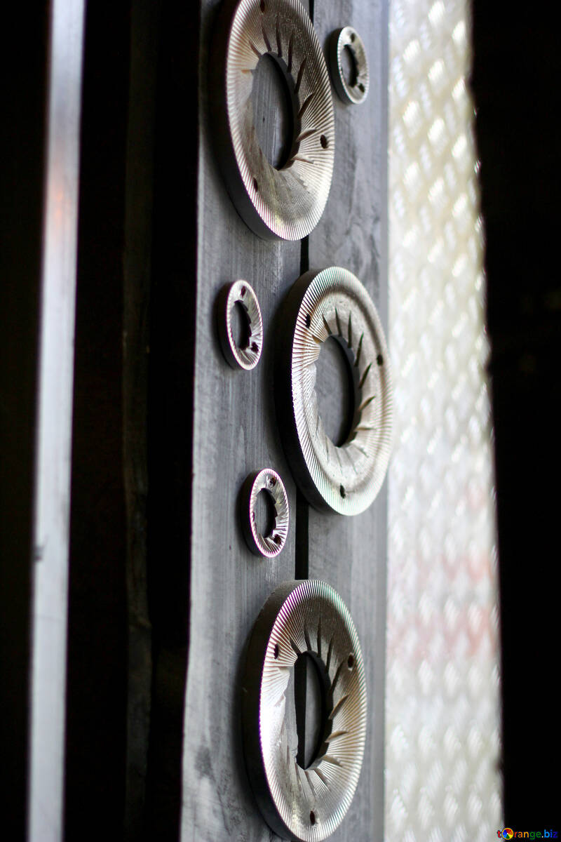 Cercles métalliques suspendus à un mur №51961
