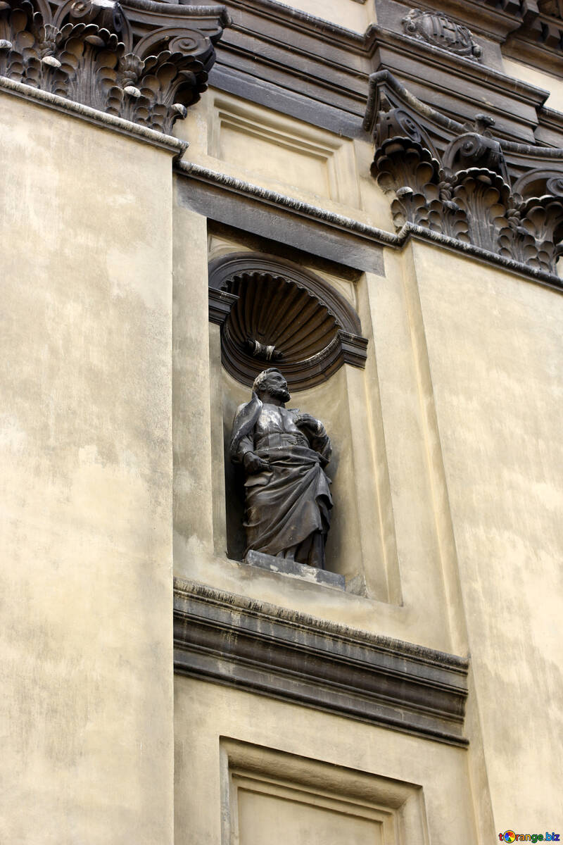 壁のアルコーブの像はアーチ型の窓を挿入します №51842