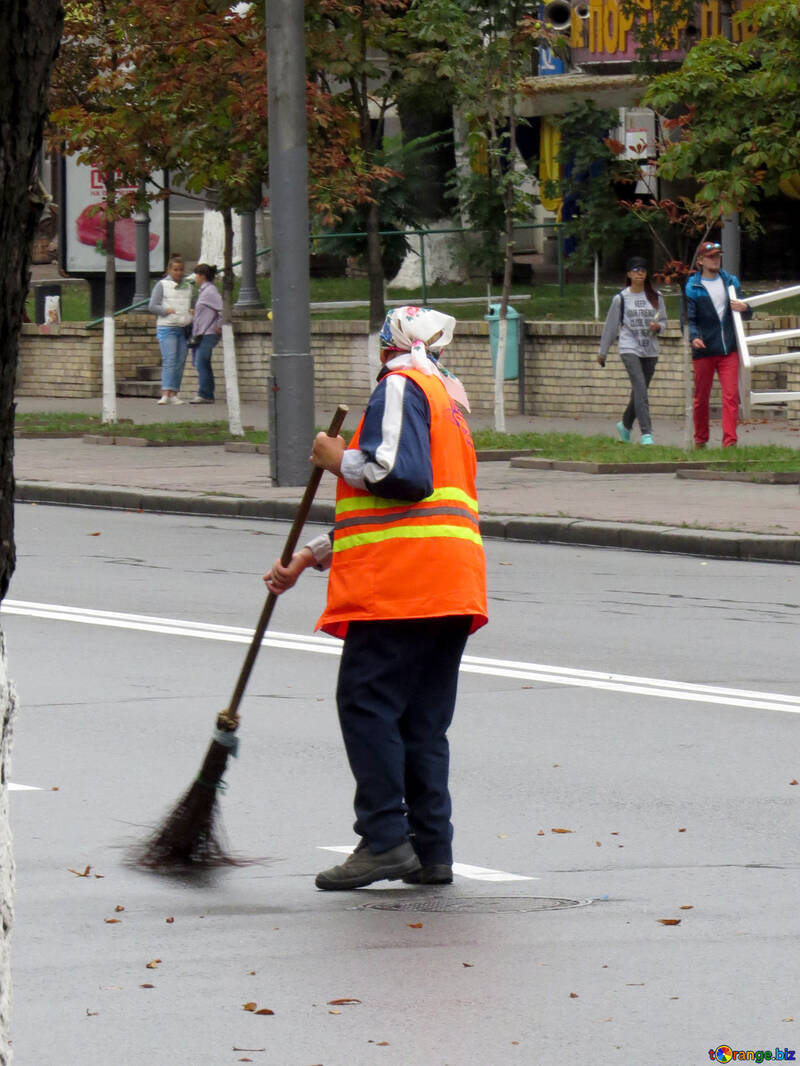 道路から葉を掃除する男 №51244