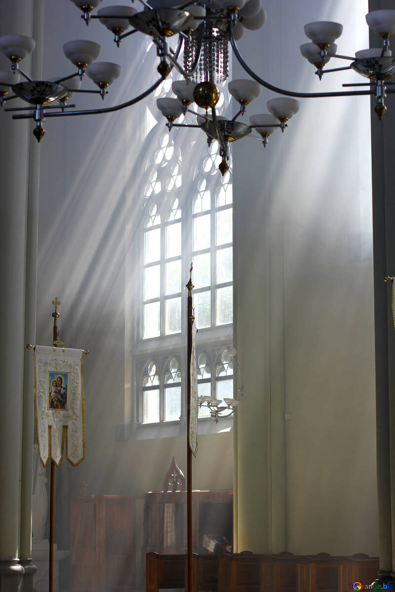 大きな窓、明るい教会のシャンデリア №51706