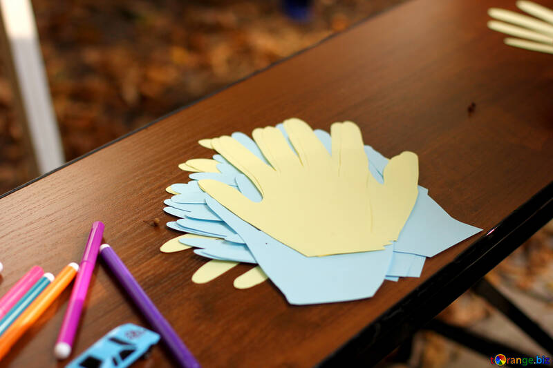 paper hands notes on a desk №51081