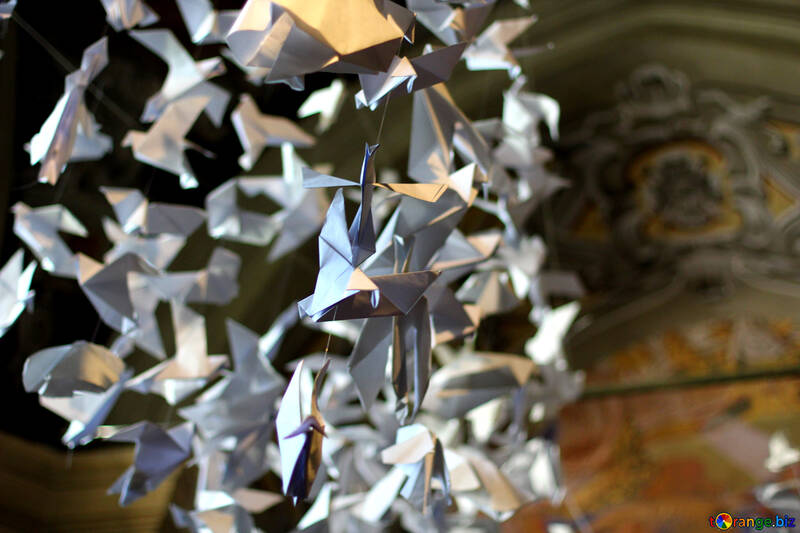 Uccelli di carta origami che volano in un modello vorticoso №51855