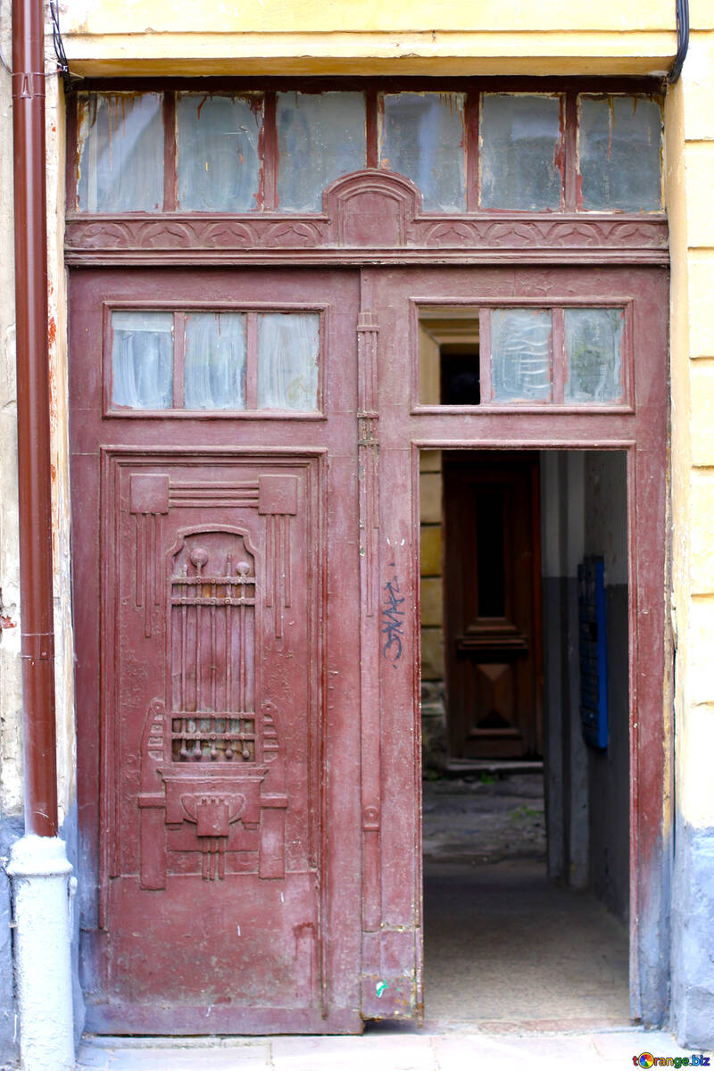 Una porta rossa da un lato aperta con un ventilatore di vetro chiuso №51746