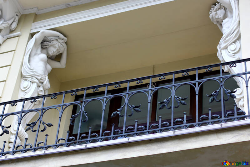 Balcón con estatuas veranda valla №51812