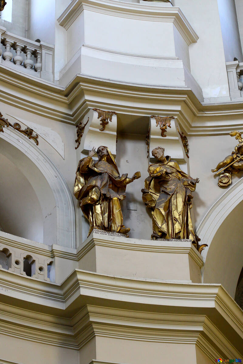 two gold statues architecture palace №51616