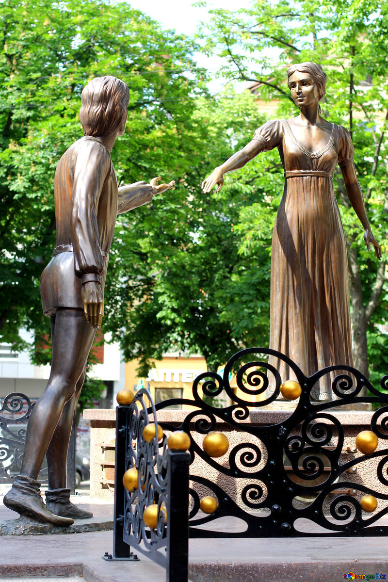 Dos estatuas en un parque №51801