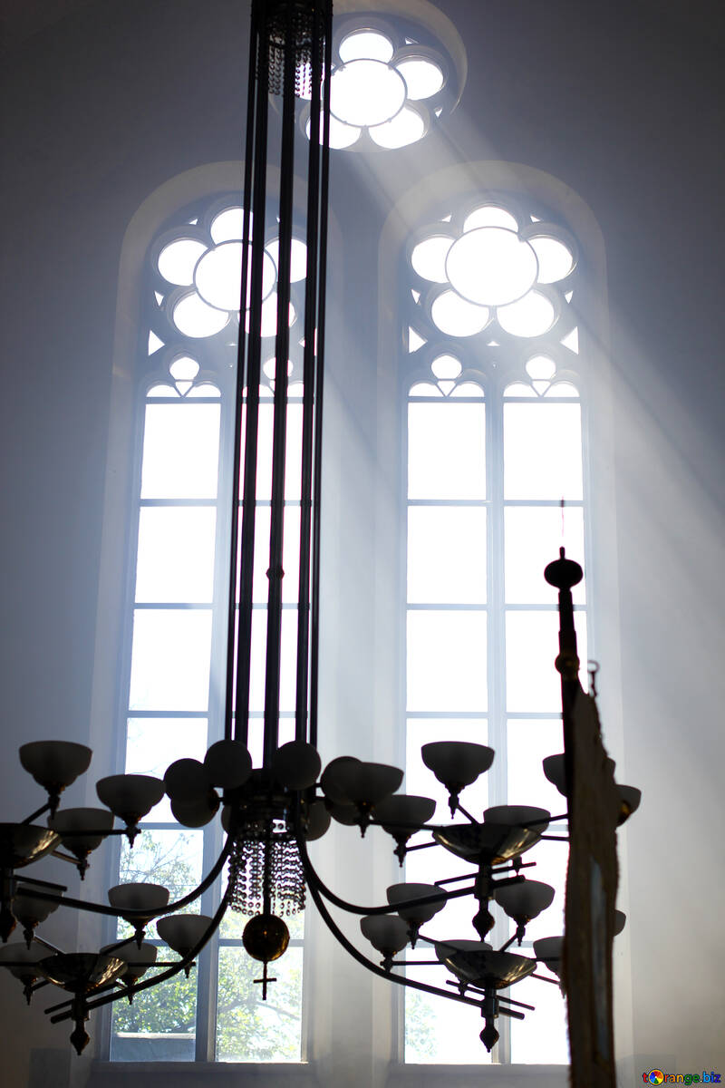 Luce in streaming attraverso la finestra e la luce del sole chiesa lampadario №51709