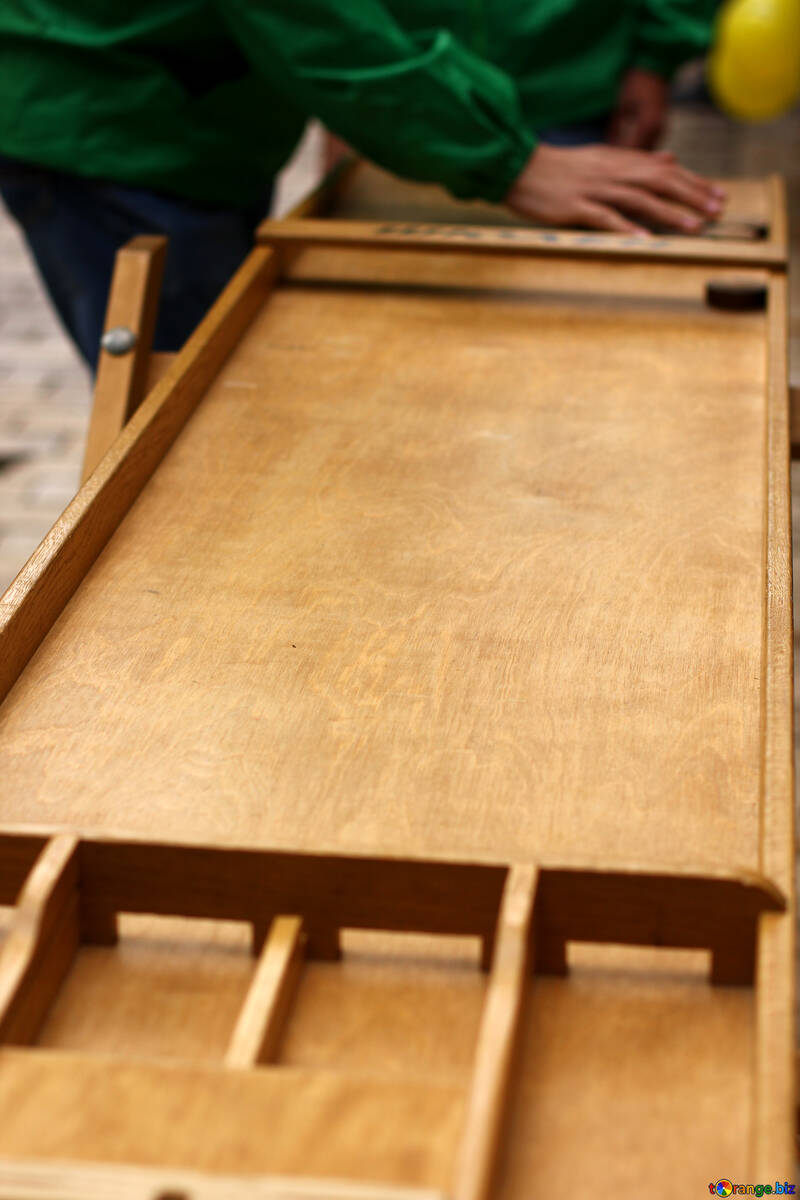 Uomo che tocca mobili tavolo da gioco in legno roba di legno №51014