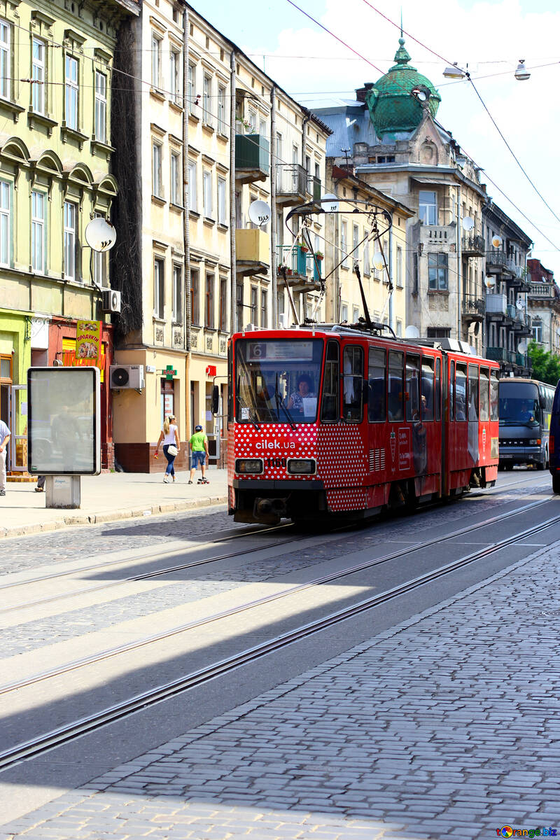 Un tren de tranvía rojo en la carretera de la ciudad. №51725