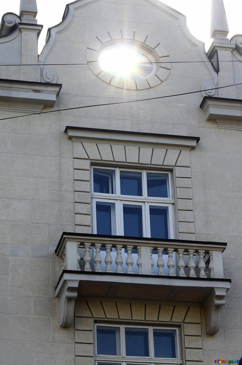 Balcón con ventana y en la parte superior hay un agujero donde las luces pueden brillar №51904