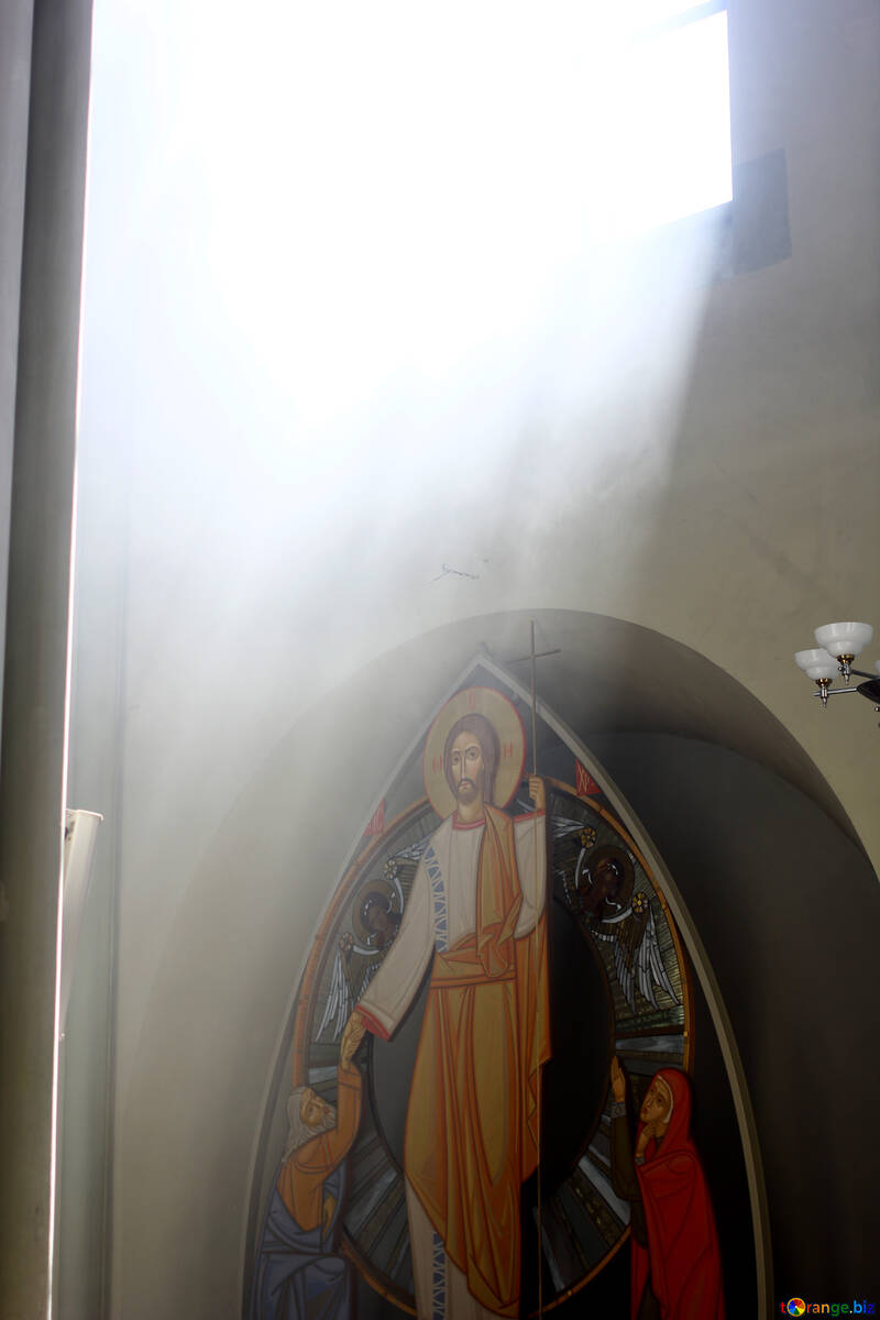 Сонячне світло, що проходить через вікно над зображенням Ісуса №51680