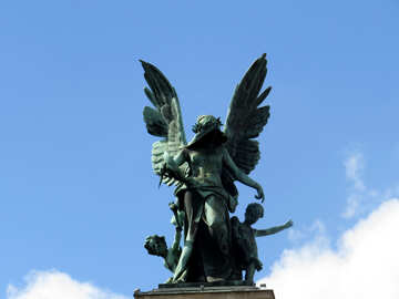Estatua de un ángel con un cielo en el fondo. №52266