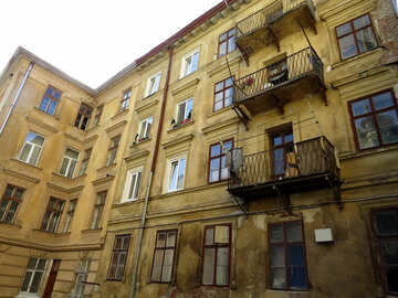 Edificio de apartamentos con balcones amarillos. №52174