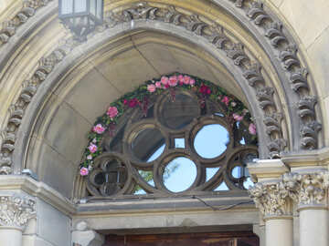 A hollow semi-circle part of a building with flowers №52221
