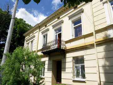 Une façade de bâtiment de deux étages avec des arbres №52249