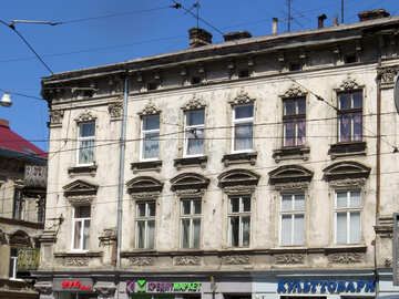 ヨーロッパに12の窓がある建物 №52230