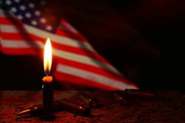 その前にろうそくが付いている旗アメリカのアメリカの旗と炎 №52534