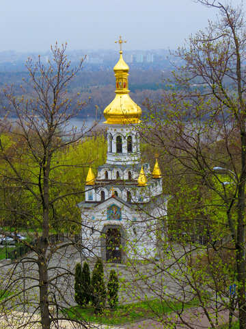Церква за деревами стара церква замок із золотим куполом церкви на вітальних листівок №52446