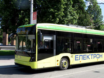 Bus auf einer sonnigen Straße mit kyrillischen Worten Elektron auf der Seite №52208
