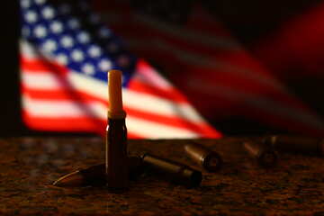 Bandiera americana in background con proiettili sul tavolo №52499
