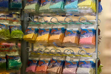 Différentes couleurs d`un certain type de produit sacs colorés magasin produit №52642