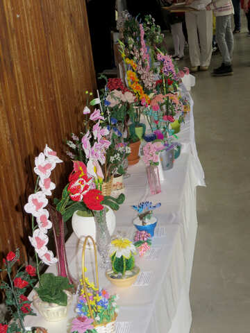Une table avec des fleurs sur elle affiche des buquets floraux №52388