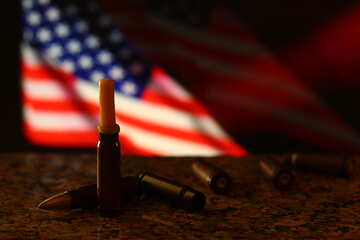 Lo sfondo è la bandiera americana con figure di candele schiacciate su un tavolo №52501