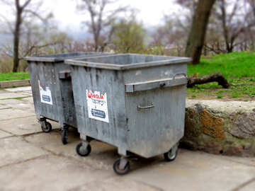 Müll große Mülleimer und sie werden mit Müll gefüllt №52440