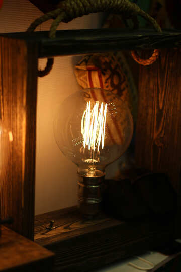 Edison-Glühbirne in einem Holzrahmen, an einem gewickelten Seil aufgehängt. №52837