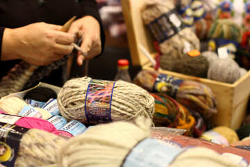woman knitting yarn №52745